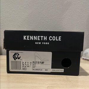 Kenneth Cole Elegant Black Pumps